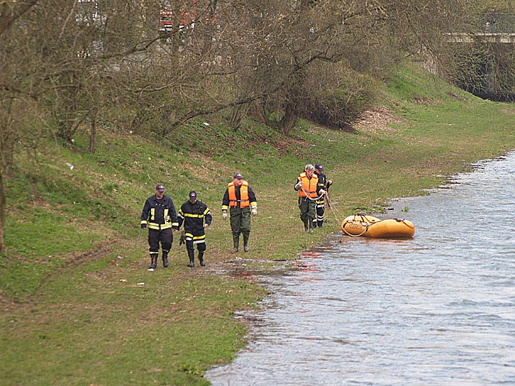Feuerwehr und Polizei suchen nach Vermisster