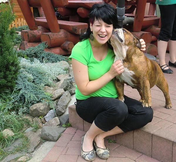 Katharina Stutika mit H&uuml;ndin der Adams