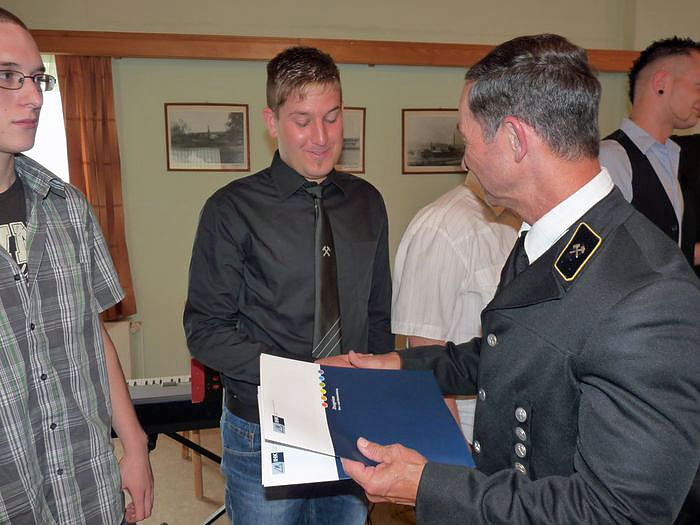 Zeugnisse &uuml;bergeben