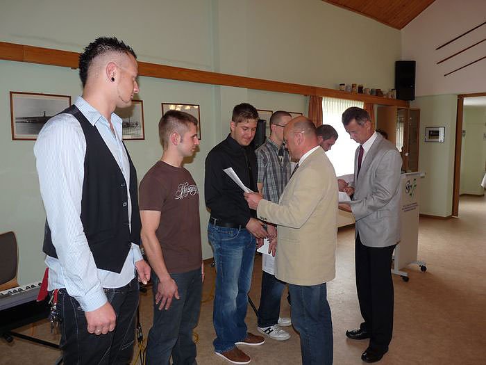 Zeugnisse &uuml;bergeben