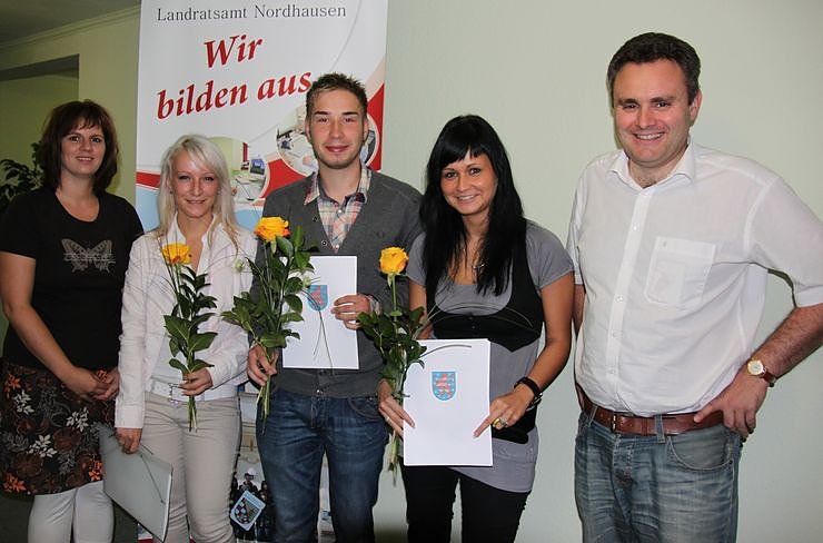 Ausbildungsleiterin Sandra Hesse, Elisabeth J&uuml;nemann, Sascha Wedler, Carolin Werner und Personal- und B&uuml;roleiter Gunnar Reuter