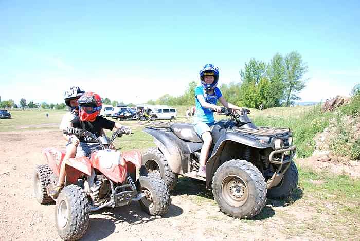 Bikes auf dem Scheunenhof
