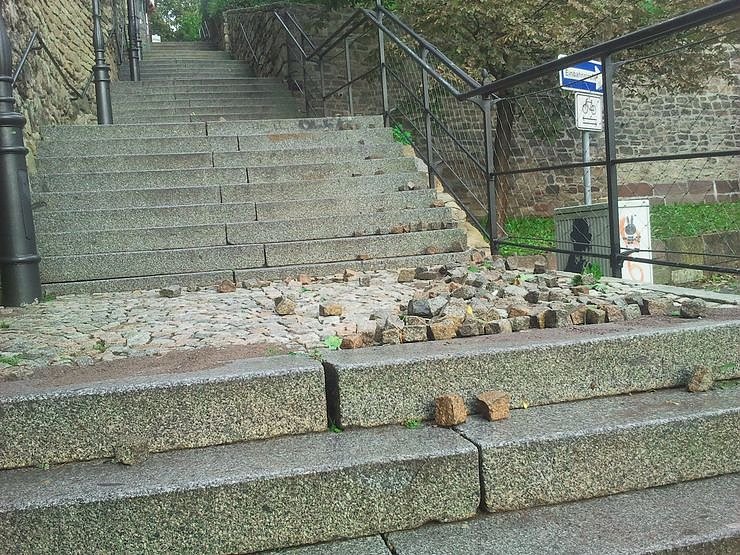 Pflaster weggesp&uuml;lt