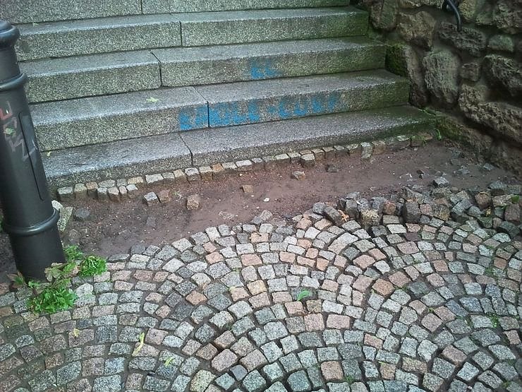 Pflaster weggesp&uuml;lt