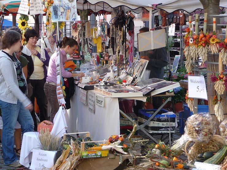 Markt zwischen Rath&auml;usern