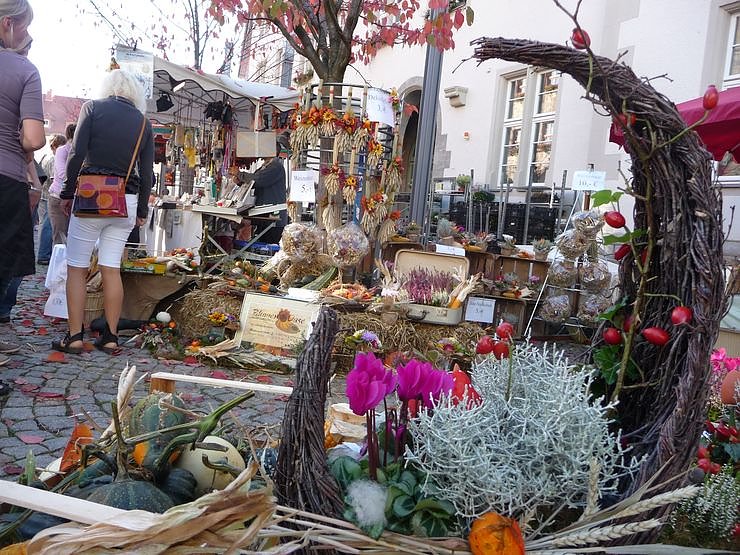 Markt zwischen Rath&auml;usern