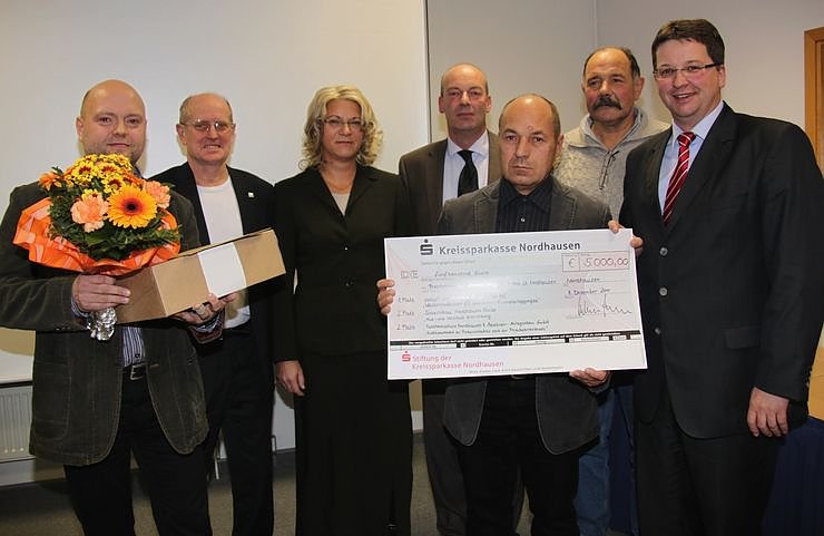 Von links: Mike Seidel (adapt), Dr. J&uuml;rgen Poerschke (FHN), Prof. Dr. Sylvia Schade-Dannewitz (FHN), Landrat Joachim Claus, Manfred M&uuml;ller (Schachtbau), Hans M&ouml;nnich (MAB), Thomas Seeber (Sparkasse) 