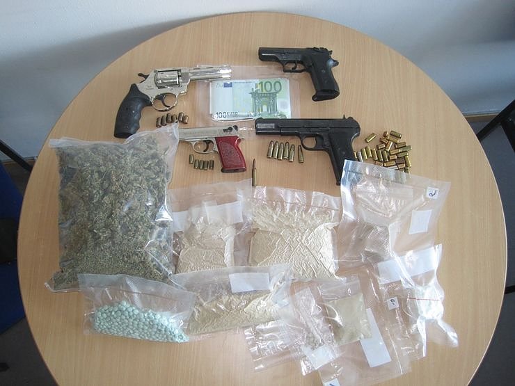 Drogen und Waffen gefunden