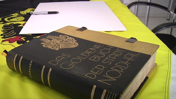 Empfang vor dem Nordh&auml;user Rathaus