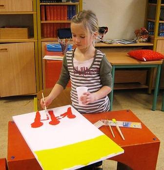 Isabell beim Malen ihres Titelbildes