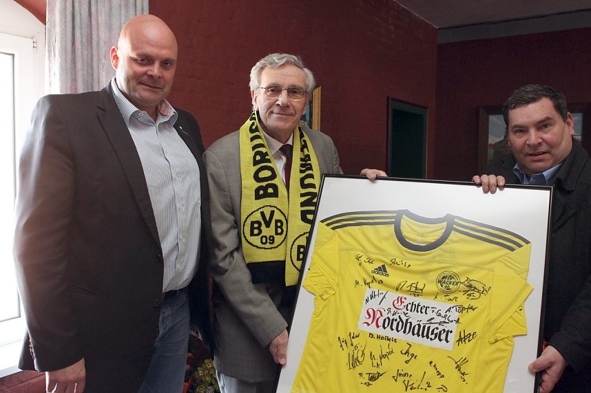 Klaus Becker zum 75.: Ehrentrikot vom Wacker-Pr&auml;sidium