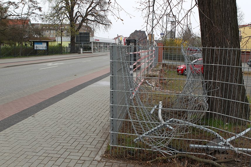 Durch Zaun geschossen