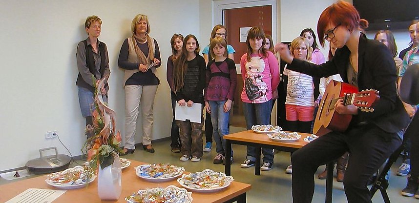 Sophie Marquardt � Gesang und Gitarre � sorgte gemeinsam mit dem Schulchor f&uuml;r ein weiteres kulturelles Highlight