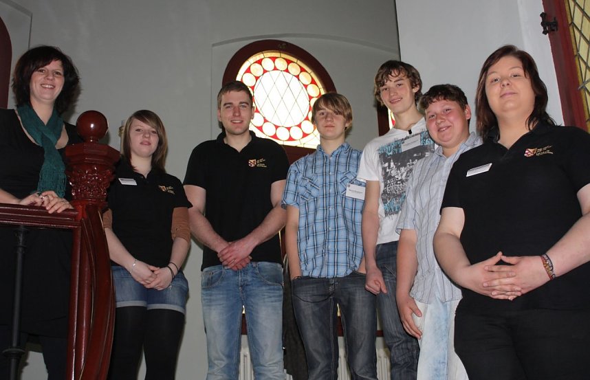 Ausbildungsleiterin Sandra Hesse, Praktikantin Silvana Lausch, Azubi Andy Binder, Sch&uuml;ler Marius Bergmann, Christian Griebsch und Till Falke (alle Herder-Gymnasium) und Auszubildende Claudia Uhlmann.