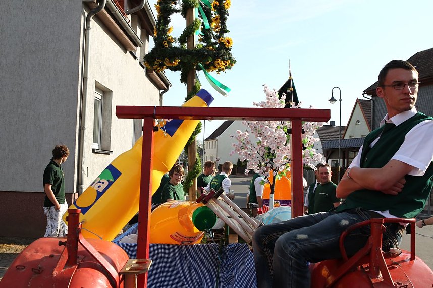 Maibaum in Bielen gesetzt