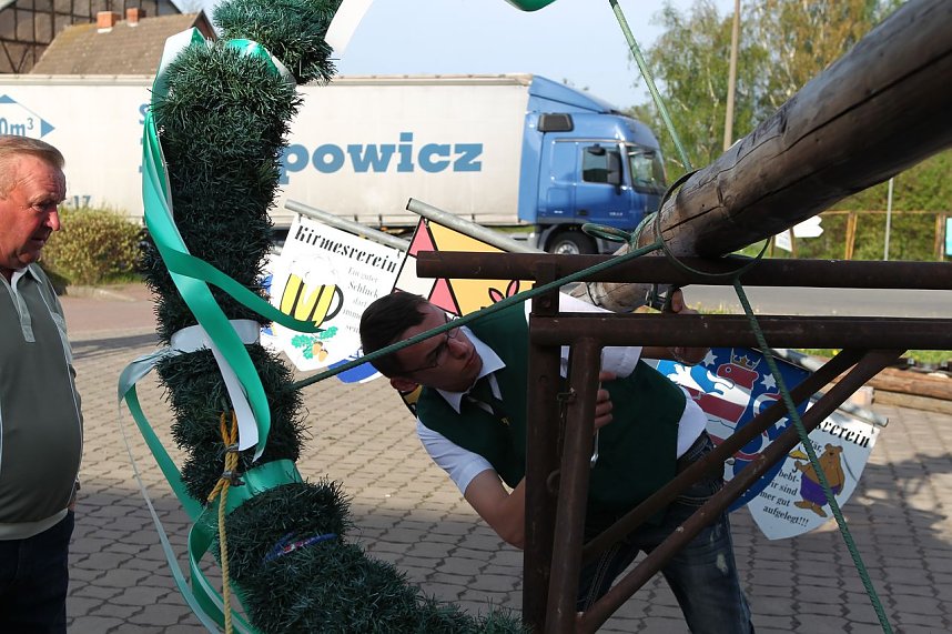 Maibaum in Bielen gesetzt