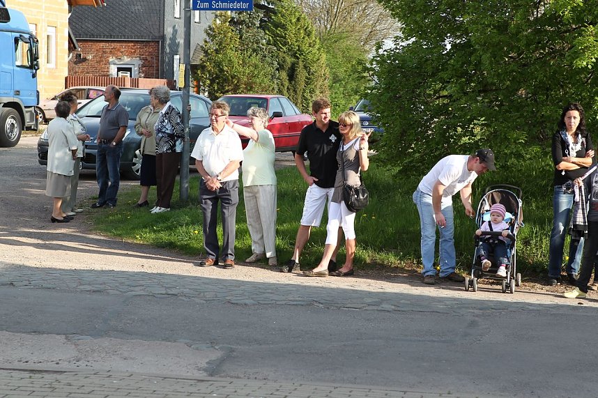Maibaum in Bielen gesetzt