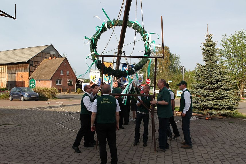 Maibaum in Bielen gesetzt