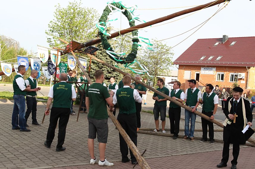 Maibaum in Bielen gesetzt