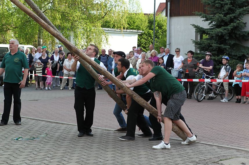 Maibaum in Bielen gesetzt