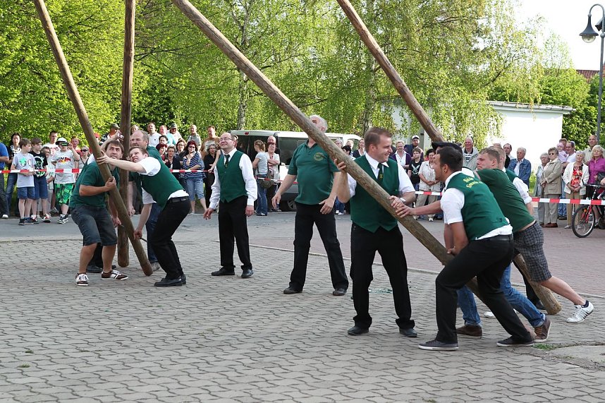 Maibaum in Bielen gesetzt