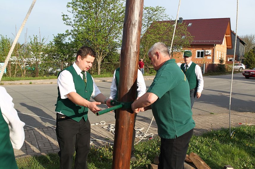 Maibaum in Bielen gesetzt