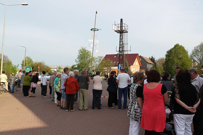 Maibaum in Bielen gesetzt