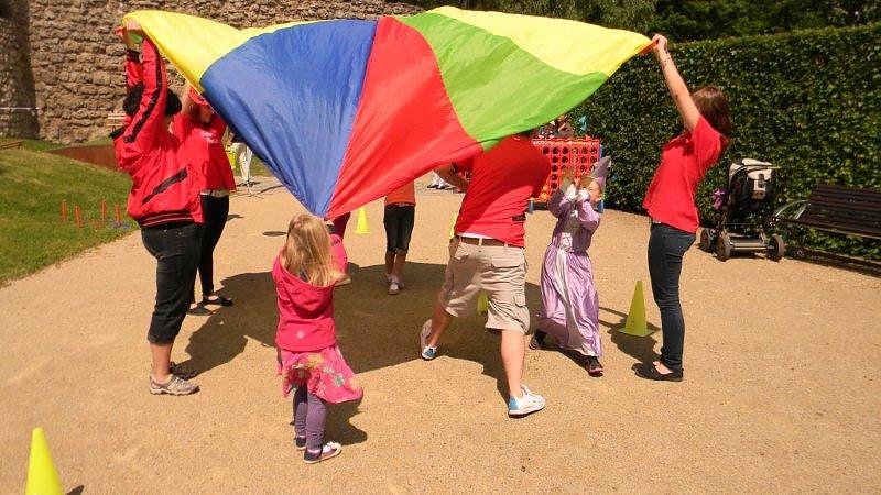 Sportliche Kinder auf dem Petersberg
