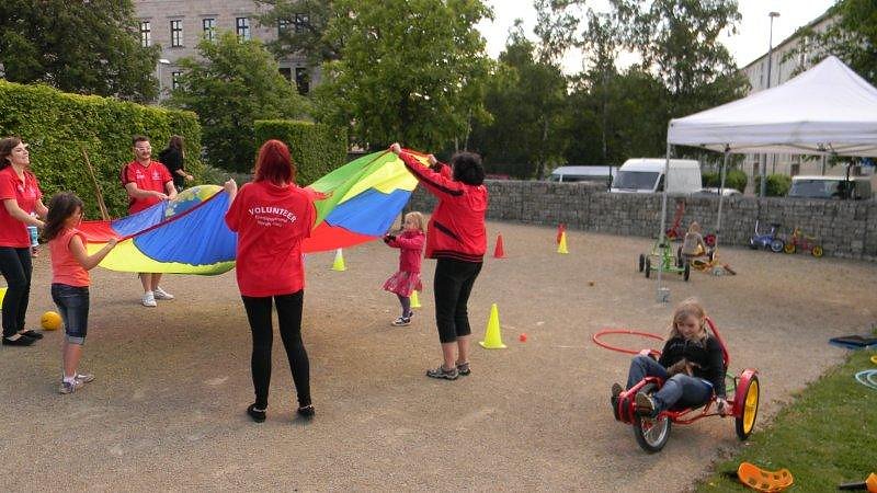 Sportliche Kinder auf dem Petersberg