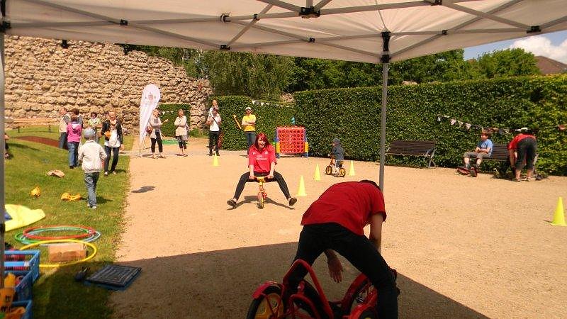 Sportliche Kinder auf dem Petersberg