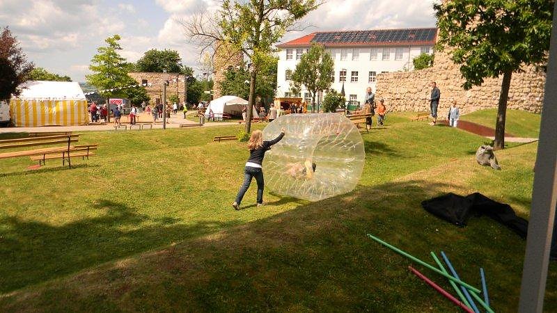Sportliche Kinder auf dem Petersberg