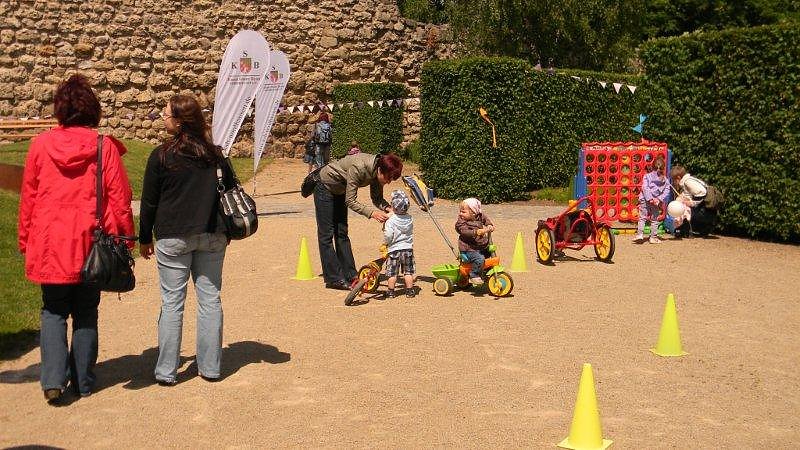 Sportliche Kinder auf dem Petersberg