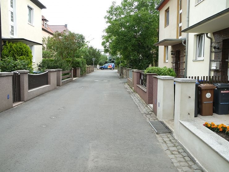 Leere Stra&szlig;e zwischen 8 und 10 Uhr