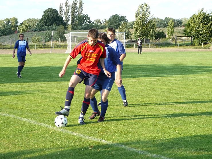 Gro&szlig;e, Trocha, im Hintergrund Schneider