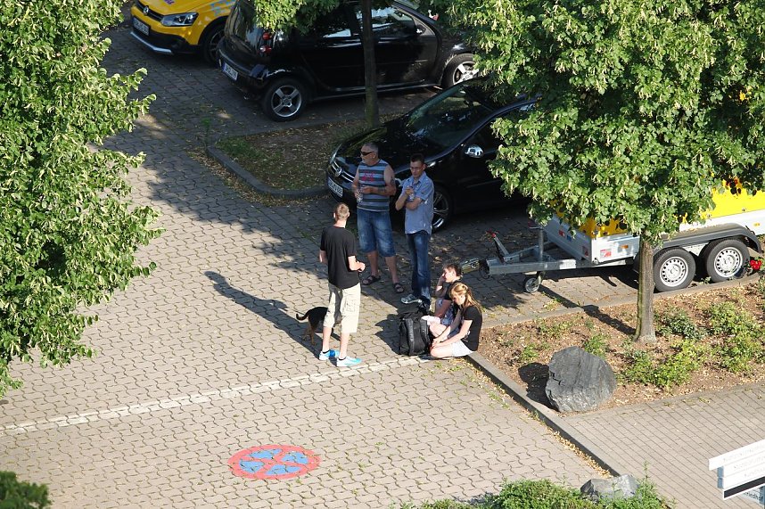 Party auf dem Platz. Die ersten sind da - 17.45 Uhr