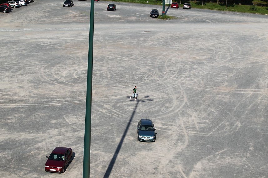 Party auf dem Platz: Leerer Platz - 18.50 Uhr
