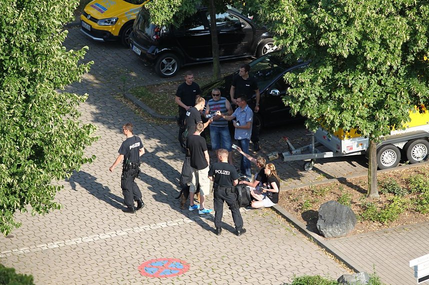 Party auf dem Platz: Jetzt greift die Ordnungsmacht ein - 18.00 Uhr