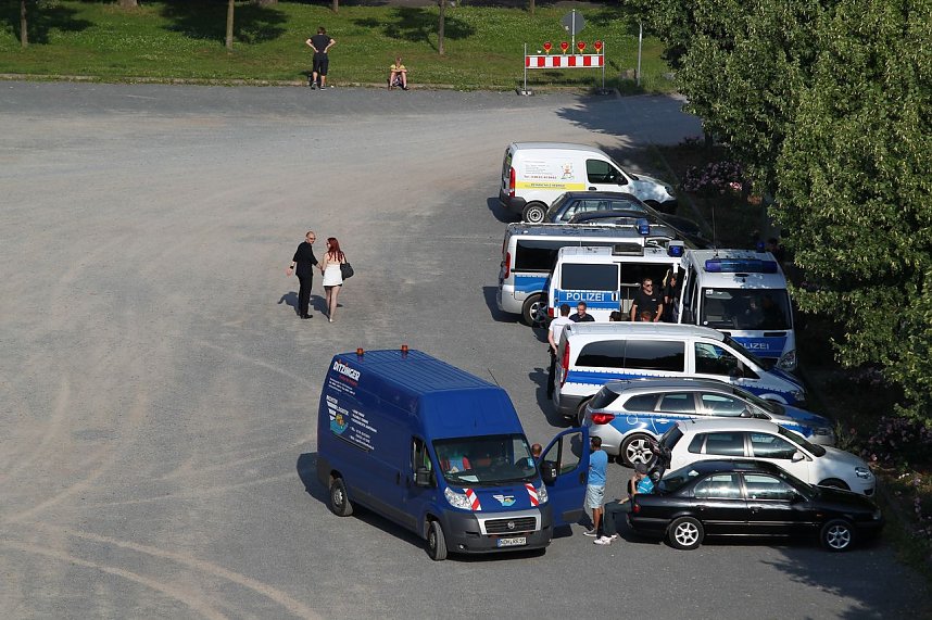 Party auf dem Platz: Zwei neugierige Menschen - 18.10 Uhr