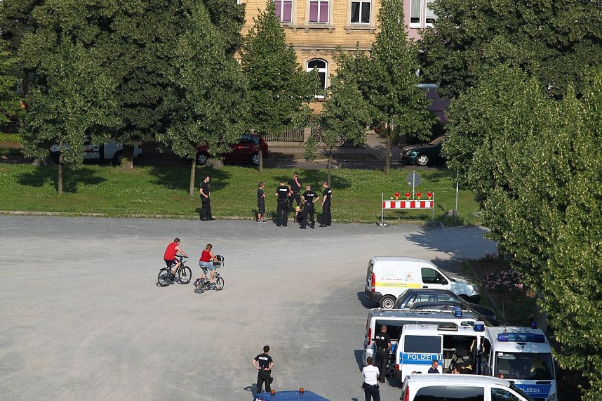 Party auf dem Platz: Und schon wieder werden zwei G&auml;ste eingekesselt - 18.11 Uhr