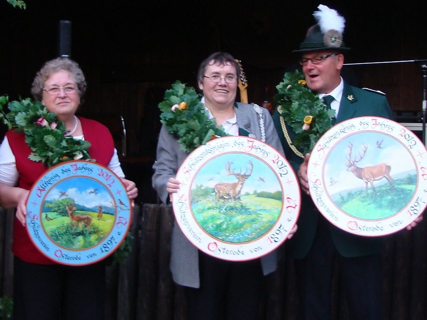 Sch&uuml;tzenfest: Von links: Altk&ouml;nigin Barbara Heinemann, Sch&uuml;tzenk&ouml;nigin Sylvia Felber, Sch&uuml;tzenk&ouml;nig Winfried Engler