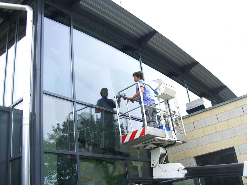 Geschlossen:  Mitarbeiter der Firma RUDI bei der Fensterreinigung