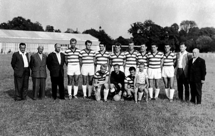 Ein Leben f&uuml;r den Fu&szlig;ball: 1961 - Spieler hinten rechts