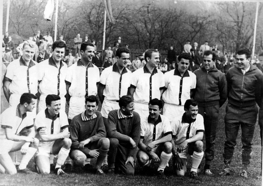 Ein Leben f&uuml;r den Fu&szlig;ball: 1965 - 4. v.r. als Bezirksmeister