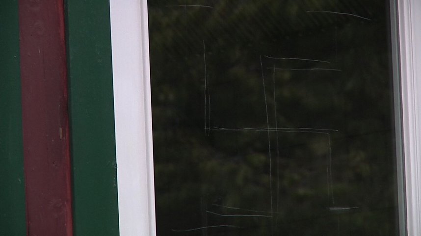 Hakenkreuze eingeritzt