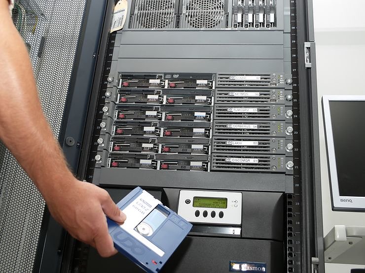 Ein WORM (optisches Speichermedium, dahinter die Jukebox, die 32 WORMs enth&auml;lt)