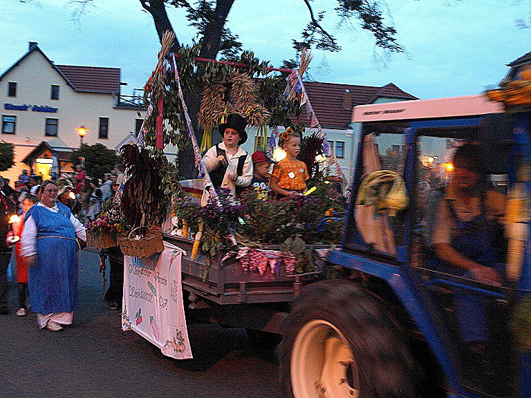 Bauernheer zieht durch Stadt
