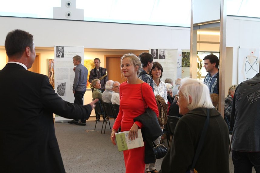 Botschafterin in Rot