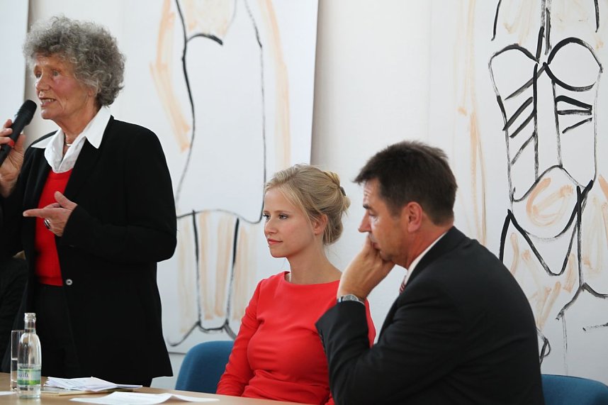 Botschafterin in Rot