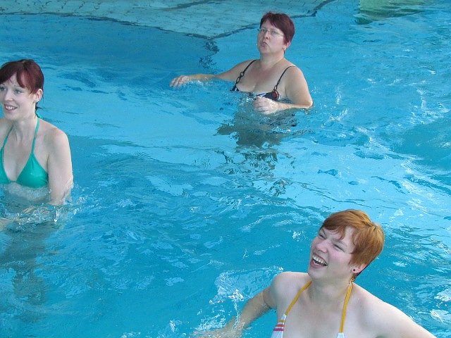 Instructorin Tina Ge&szlig;ner (blaue lange Hose), Nicole Wilke (rotes Haar/wei&szlig;er Bikini); Edda Stolze (dunkles Haar/schwarzer Badeanzug/Brille); Konstanze Keller-Hoffmeister (rotes Haar/hellblauer Bikini)