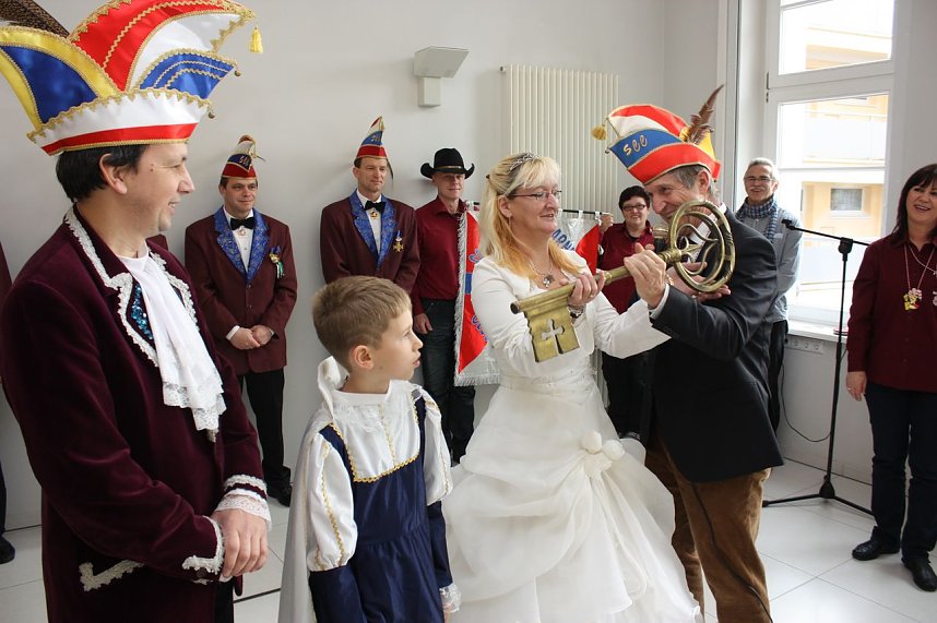 Von links: Jens M&uuml;ller (Karnevalsprinz); Tom Bennet Gie&szlig;ler (Kinderprinz), Jacqueline Triebel (Prinzessin)